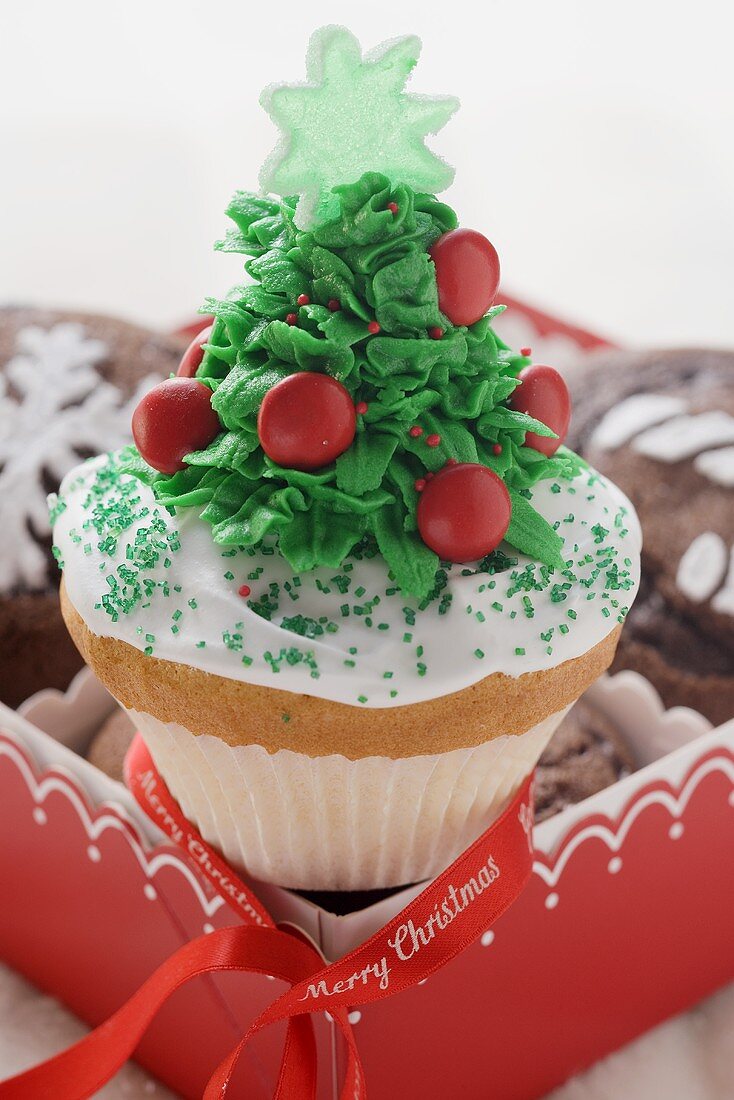 Cupcake, weihnachtlich verziert, auf Schokoladenmuffins
