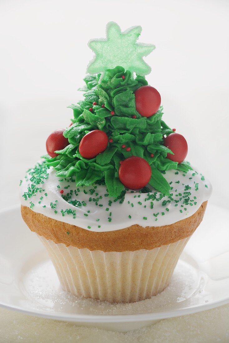 Cupcake, weihnachtlich verziert, auf Teller