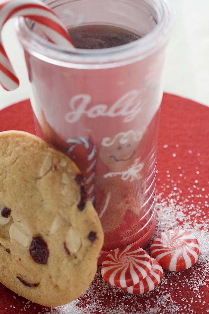 Weihnachtsgetränk mit Süssigkeiten und Cranberry-Cookie