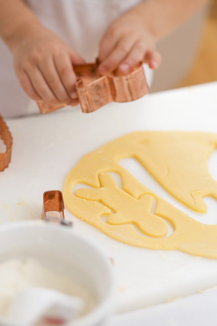 Kind sticht Plätzchen aus