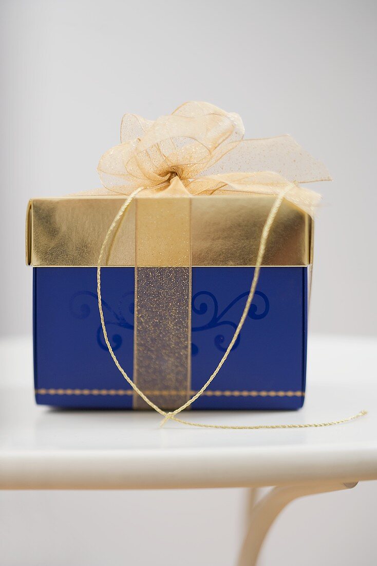 Weihnachtsgeschenk in blau-goldener Schachtel