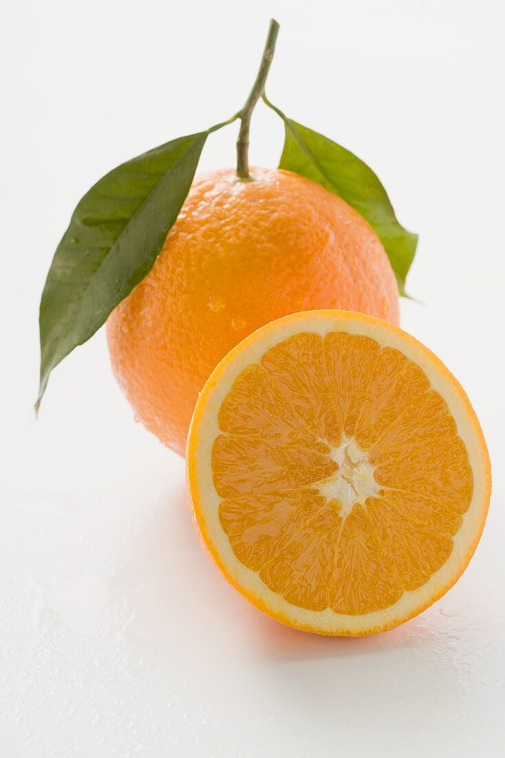Orange mit Stiel und Blatt, Orangenhälfte