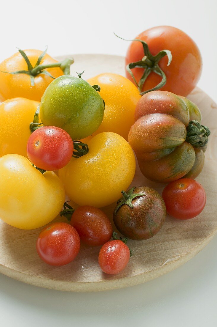 Verschiedene Tomatensorten auf Holzteller