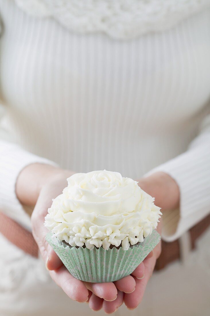 Frau hält Cupcake