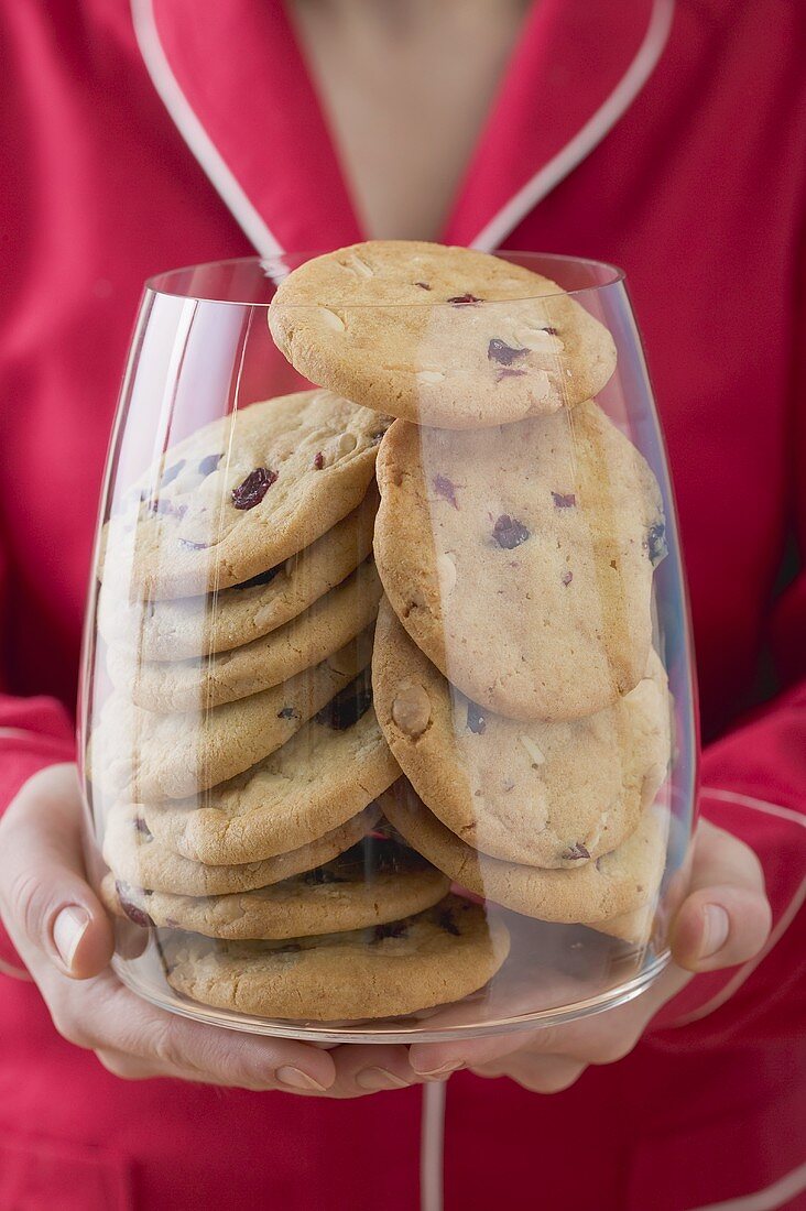 Frau hält Glas voll Cranberrycookies