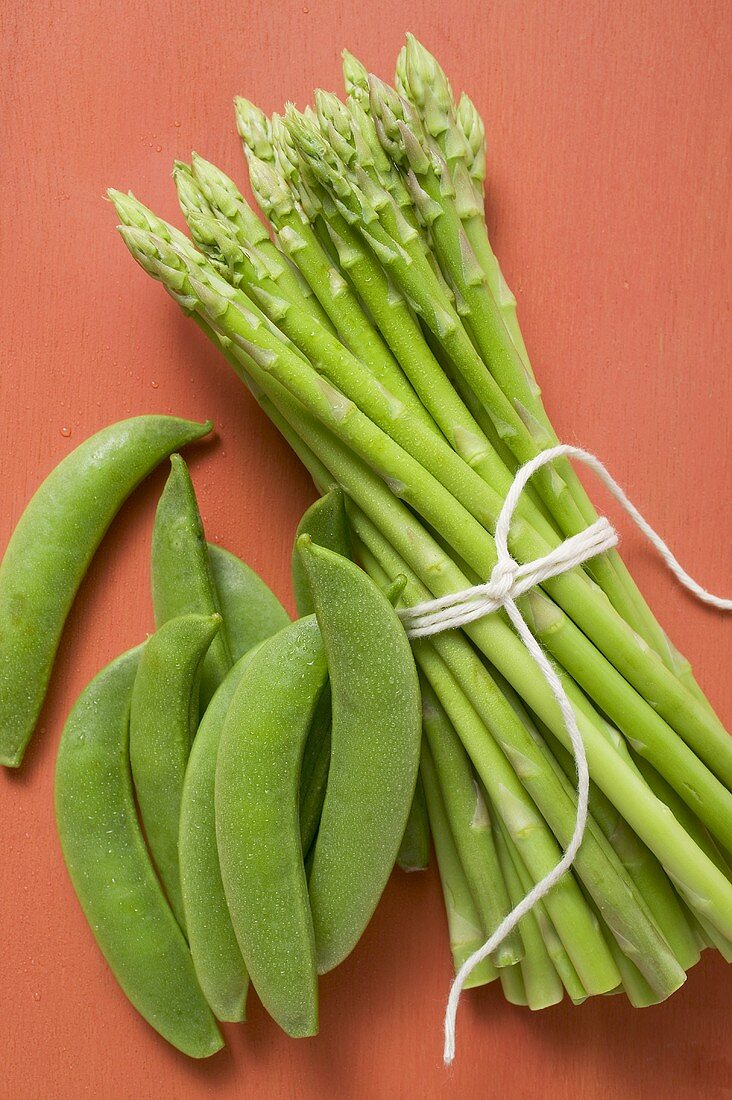 Grüner Spargel und Erbsenschoten