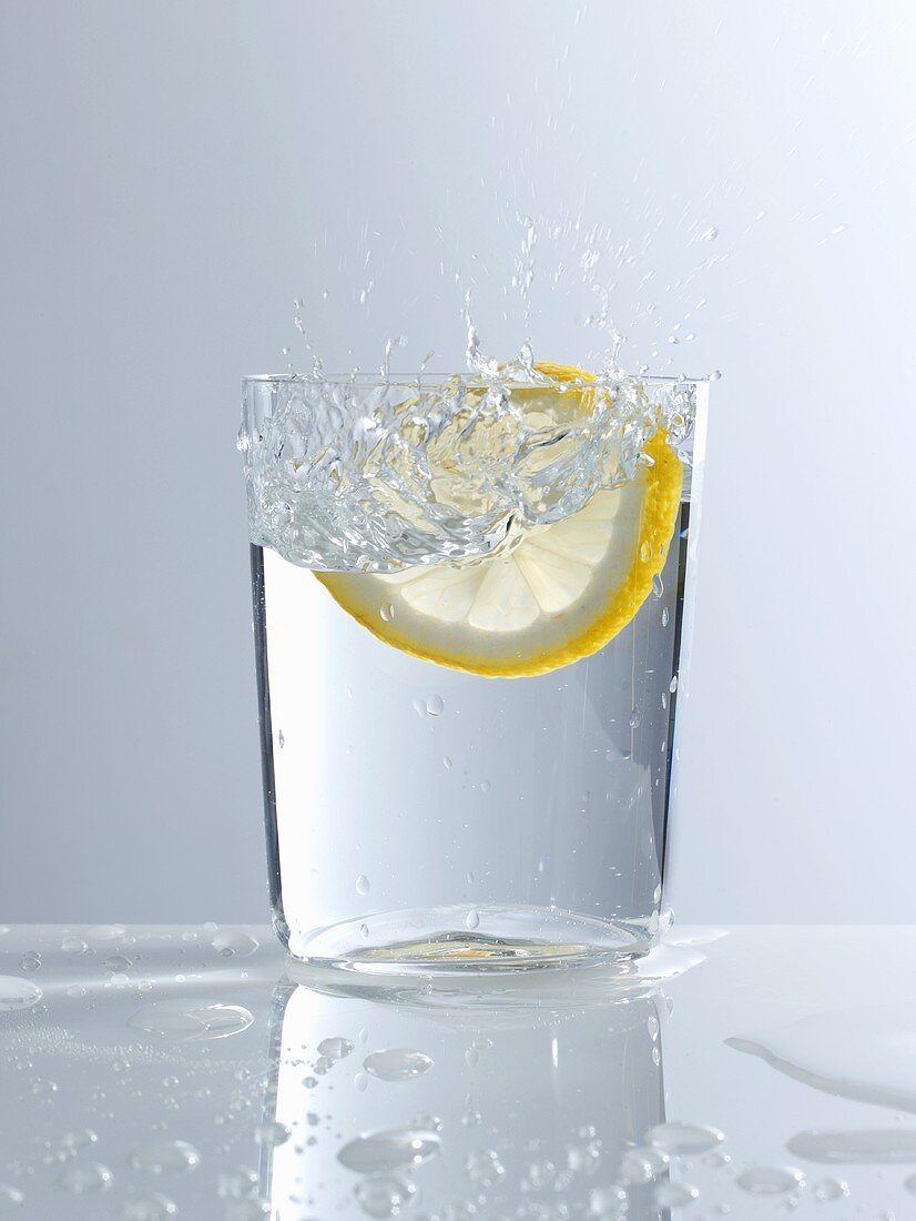 Wasser spritzt aus einem Glas