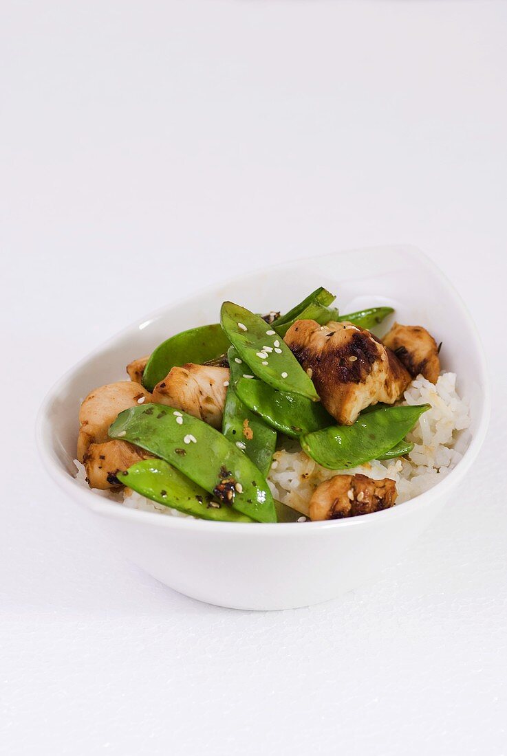 Chicken breast with mangetout and sesame seeds on rice