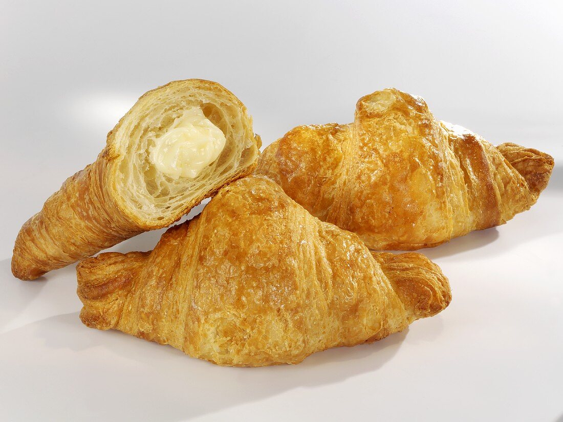 Croissant mit Vanillecreme gefüllt