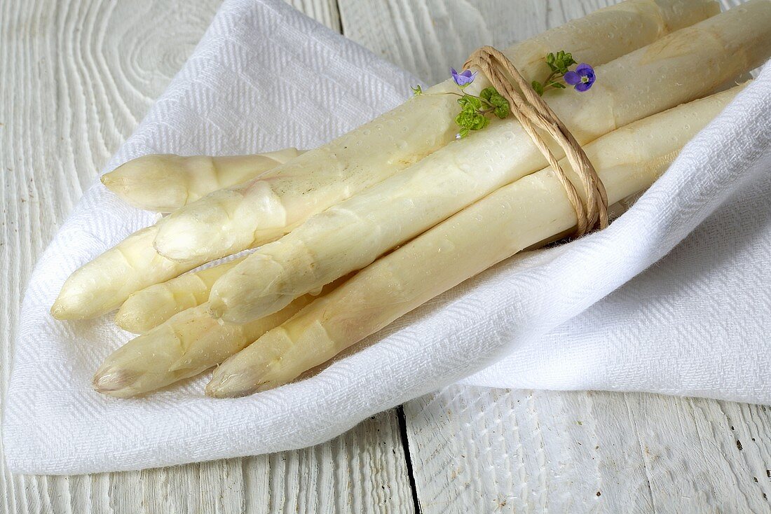 A bundle of white asparagus on white cloth