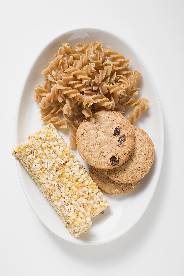 Teller mit Vollkornnudeln, Vollkornplätzchen und Müslieriegel