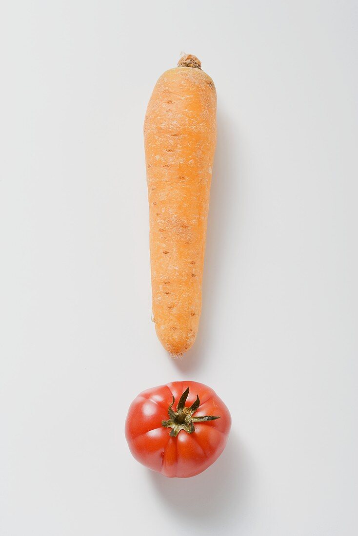 Eine Karotte und eine Tomate als Ausrufezeichen