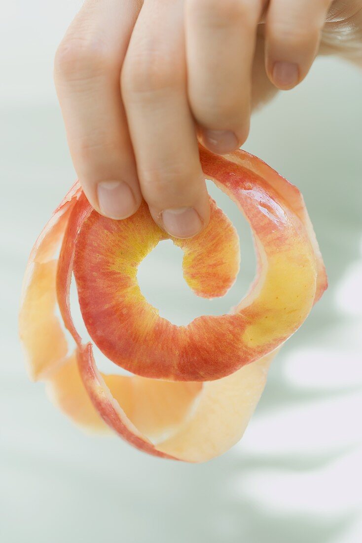 Hand hält Apfelschale
