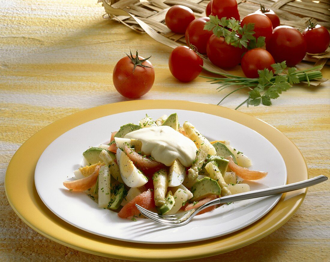 Spargelsalat mit Avocado, Tomaten und Eiern