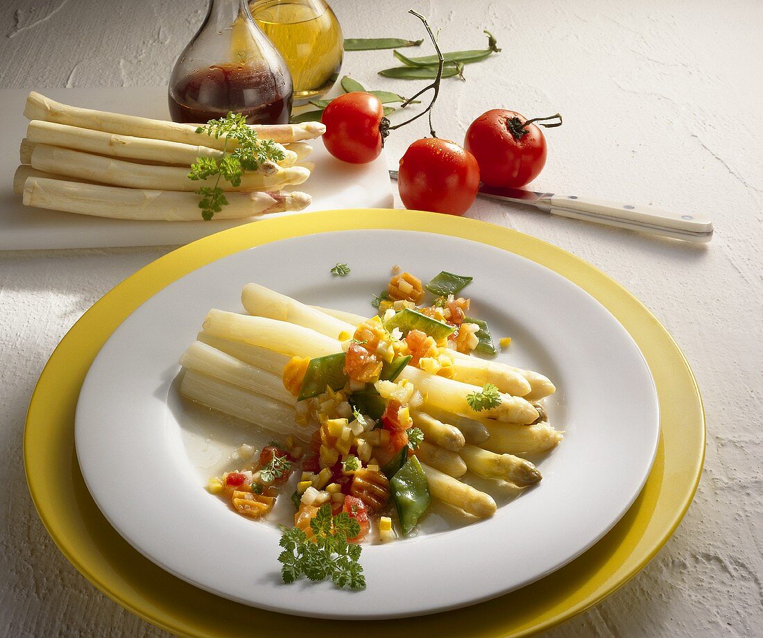 Spargel mit Gemüsevinaigrette