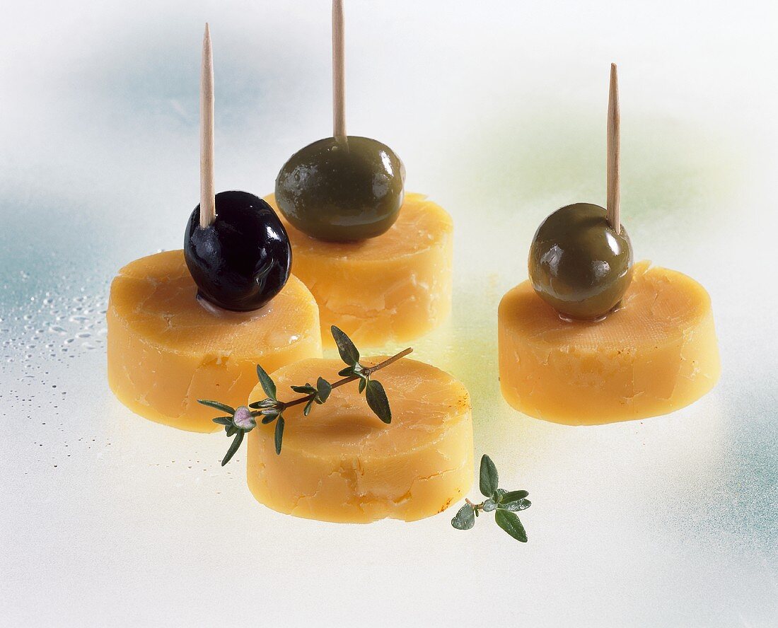 Cheddar-Häppchen mit Oliven