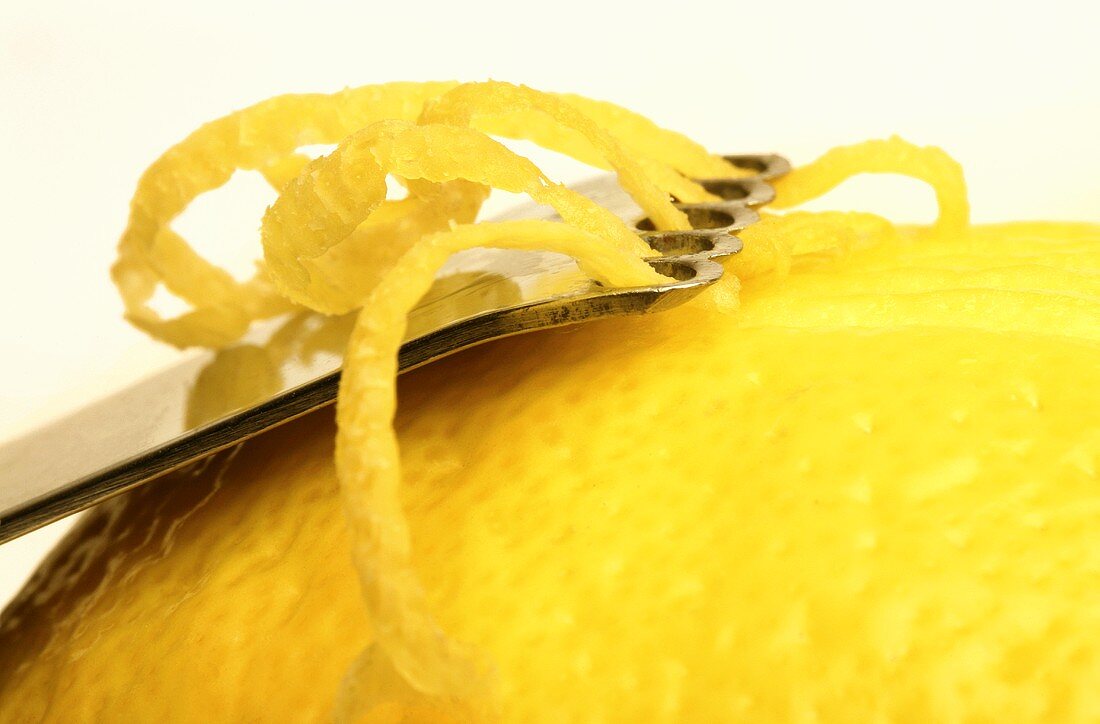 Zitrone mit Zestenreisser