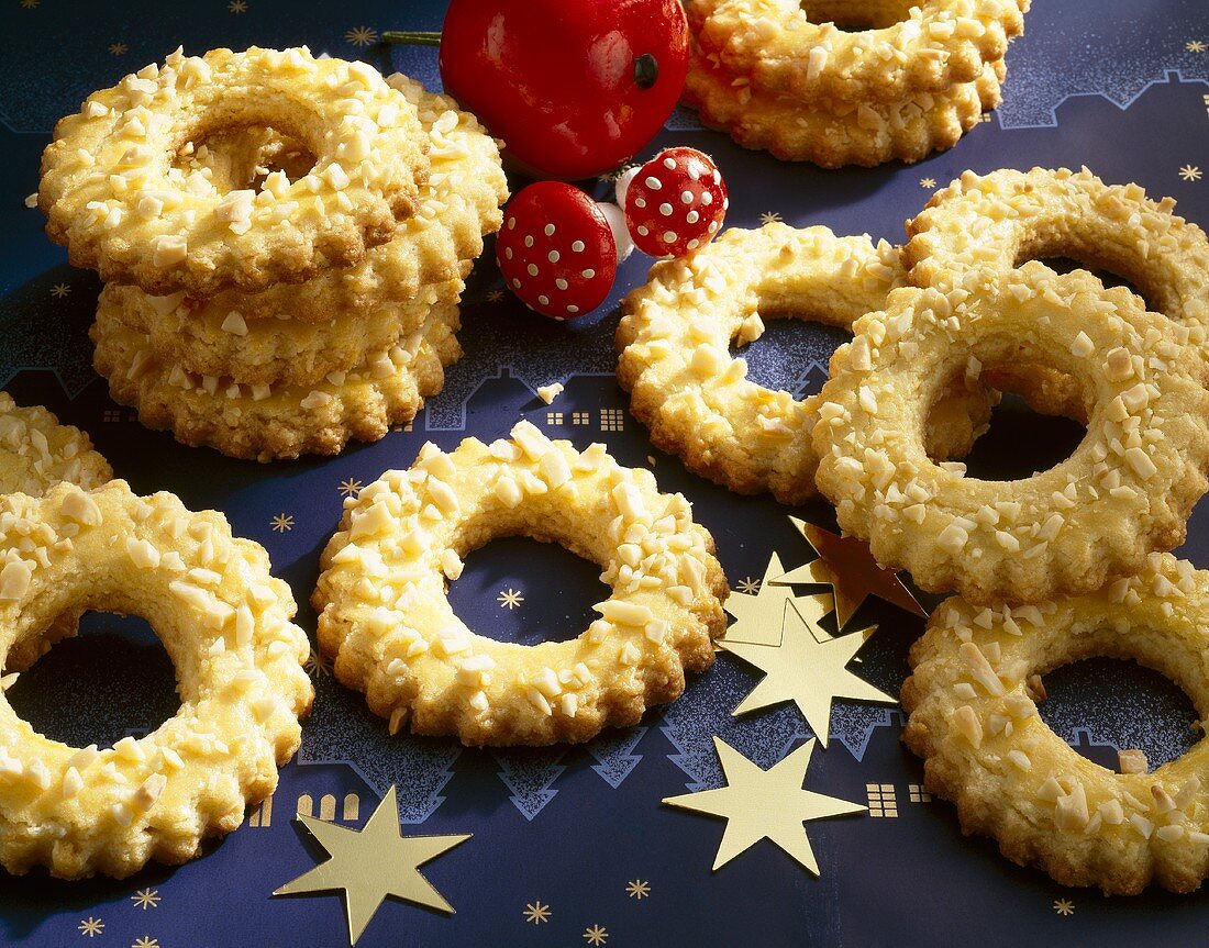 Linzer Ringerl (ring-shaped biscuits) with chopped almonds