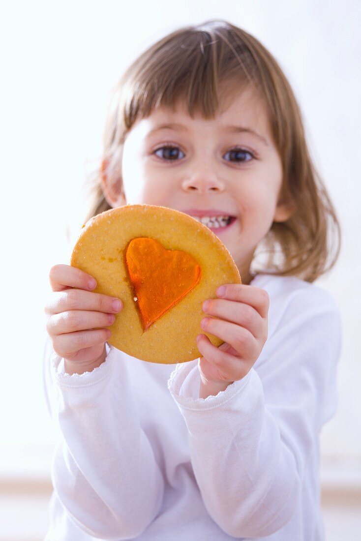 Kleines Mädchen mit Window Cookie (Keks mit Zuckerfenster)