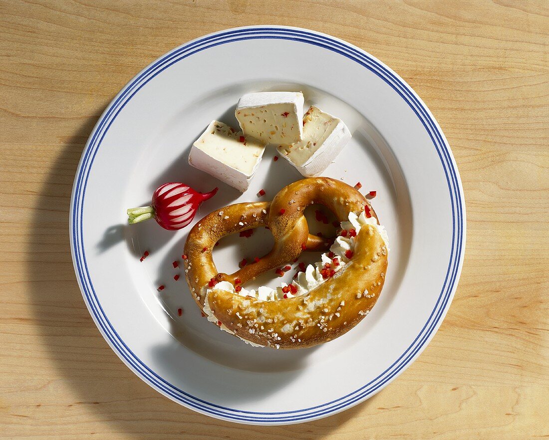 Brezel mit Frischkäse gefüllt und Camembert