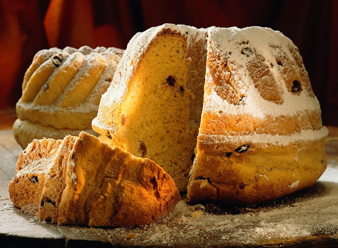 Yeast gugelhupf with raisins and icing sugar