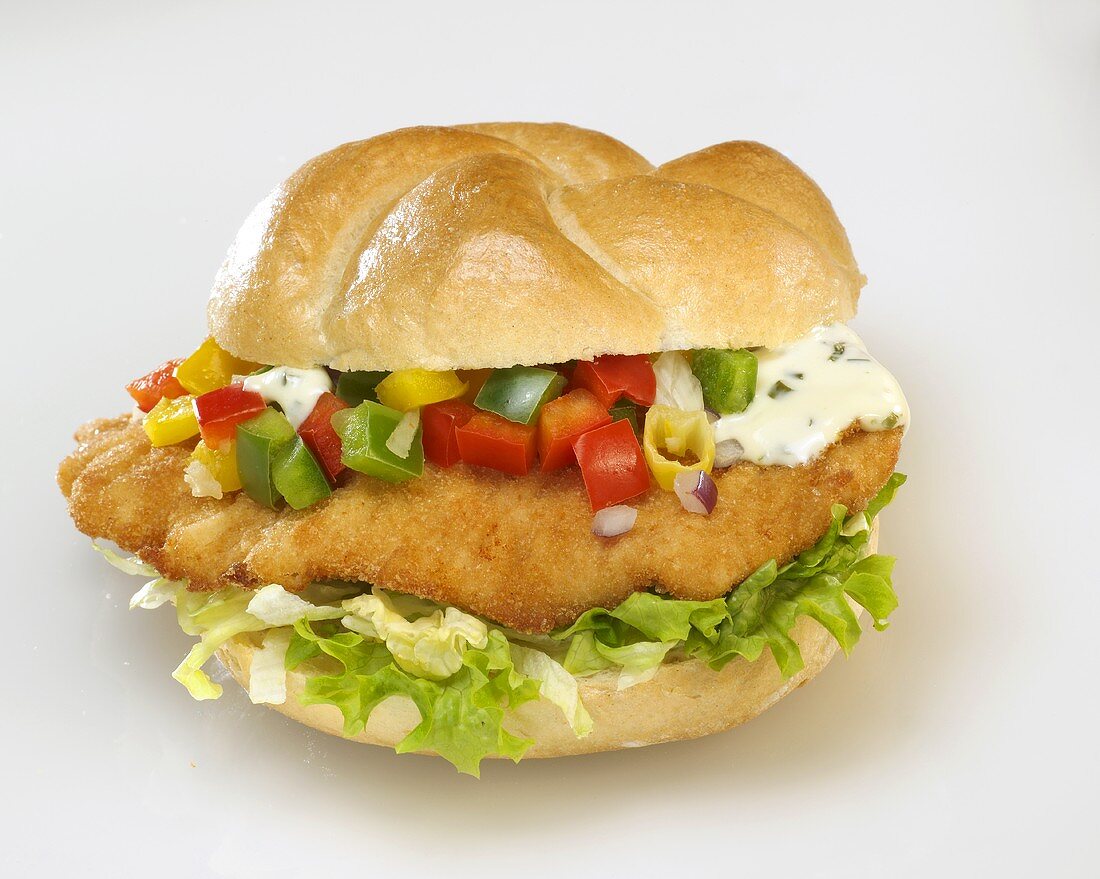 Schnitzelsemmel mit Salat, Paprikawürfeln und Remoulade