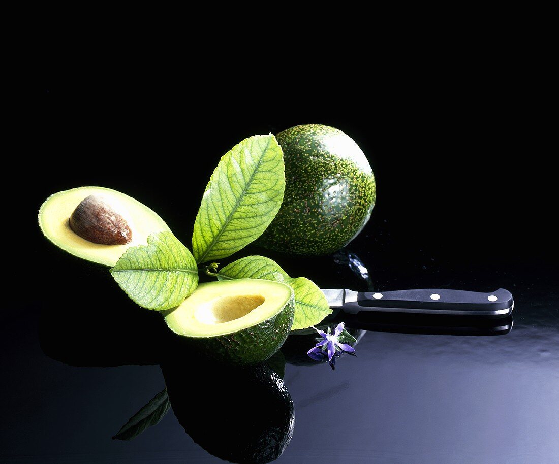 Avocado, ganz und halbiert