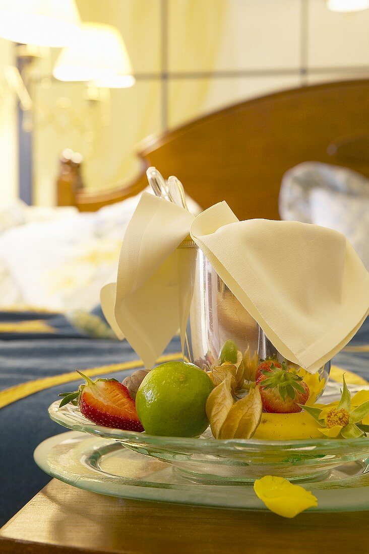 Frische Früchte zum Frühstück in einem Hotelzimmer