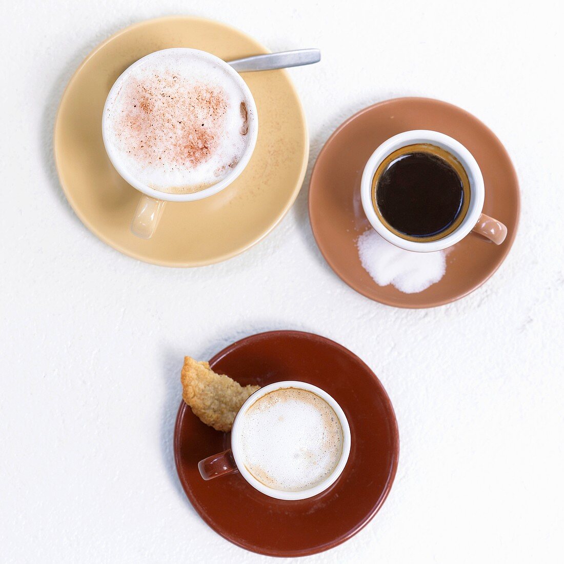 Kaffee, Cappucchino und Espresso, je eine Tasse