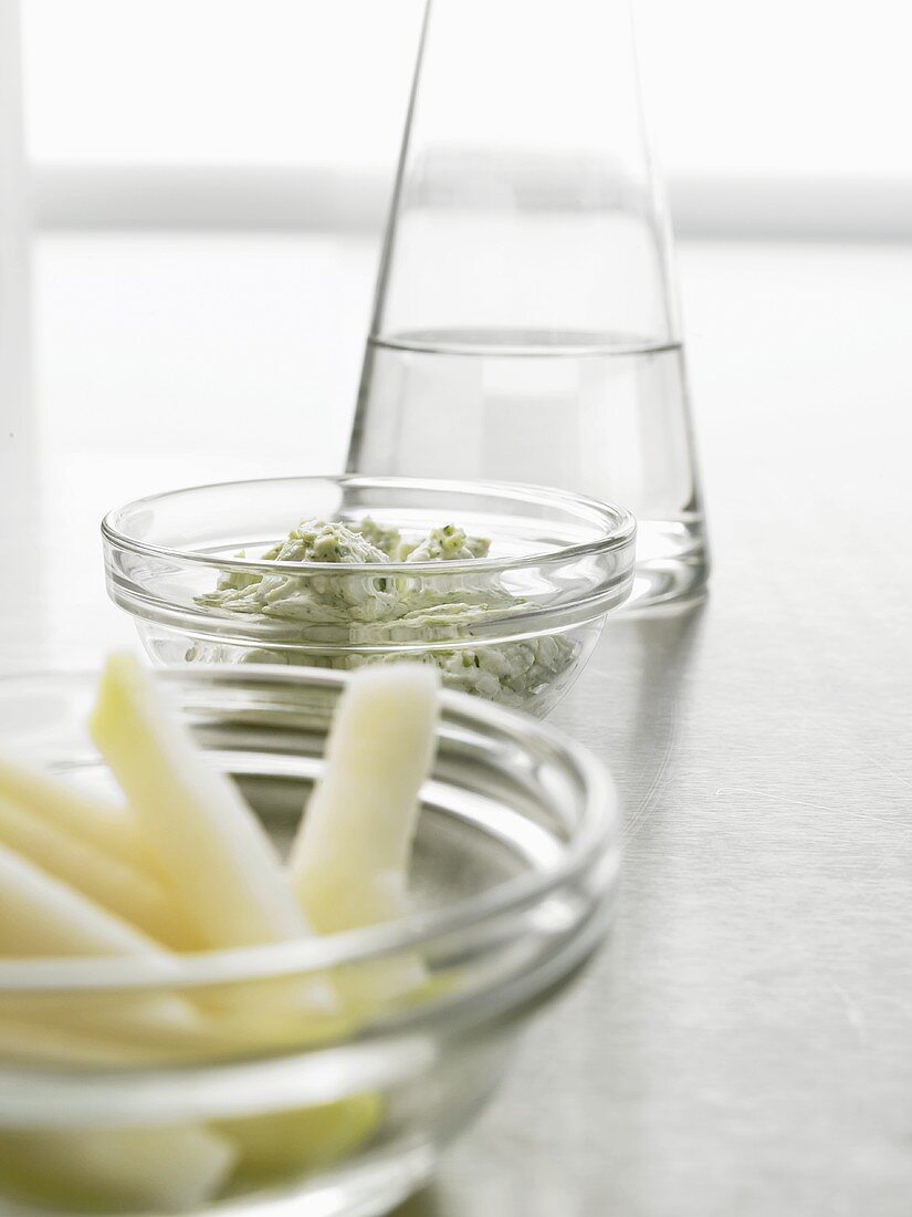 Kohlrabi and dip in glass dishes