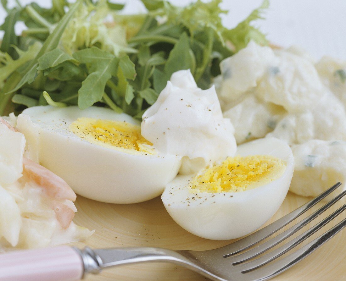 Eiersalat mit Mayonnaise und Rucola