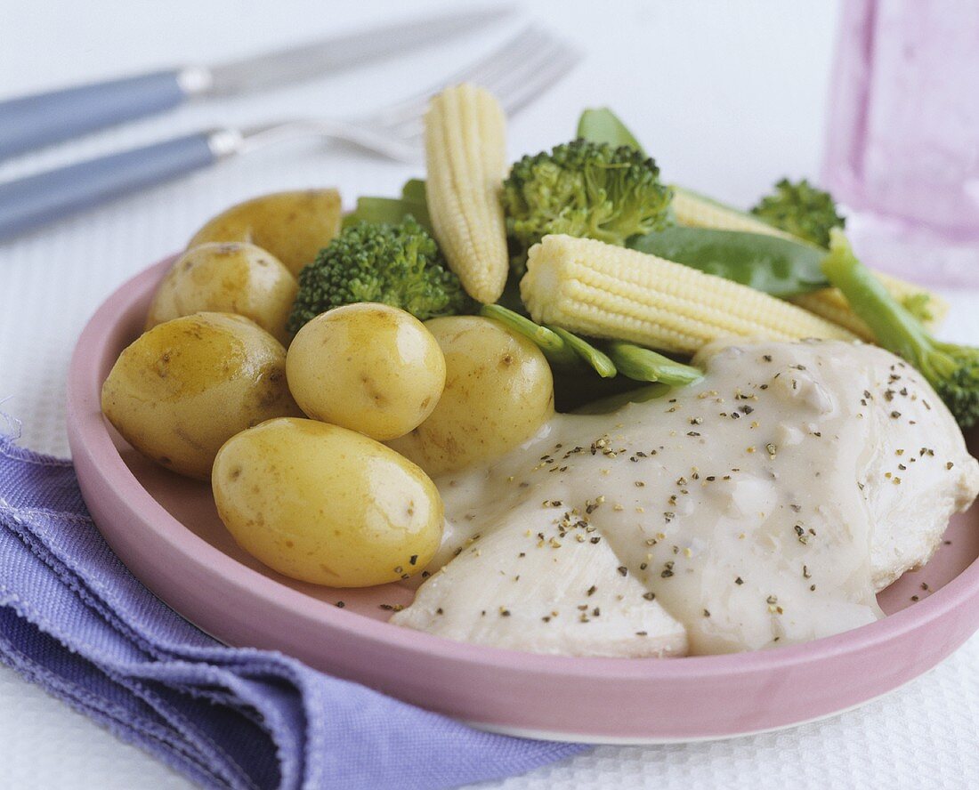 Chicken breast in white wine sauce with vegetables