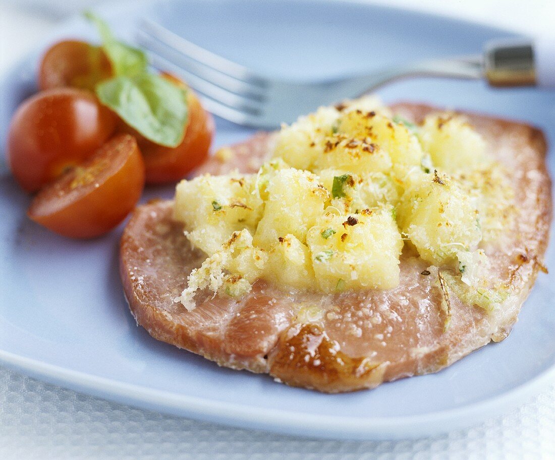 Gammon (Gekochter Räucherschinken, UK) mit Ananas und Käse