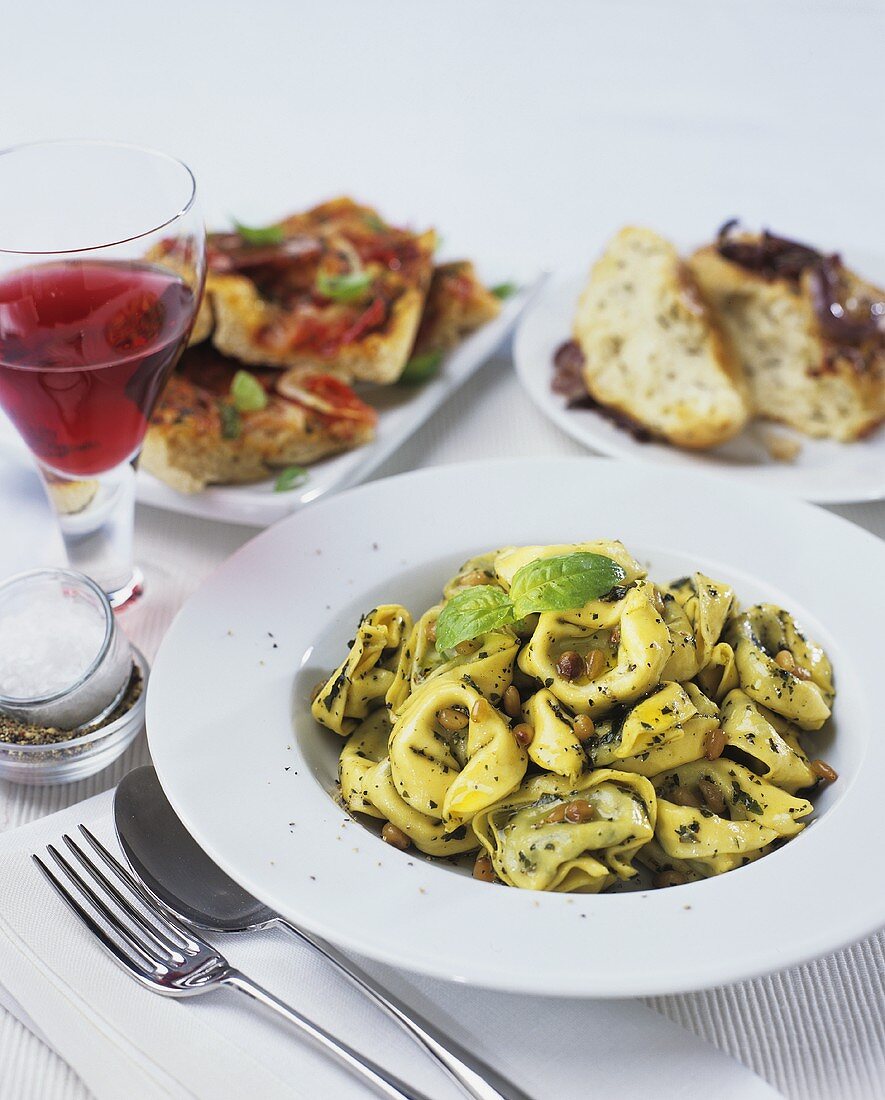 Tortellini mit Kräutern und Pinienkernen