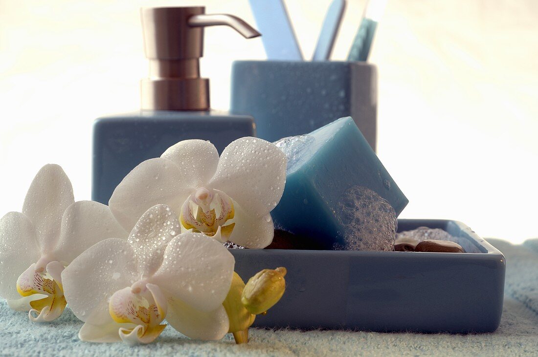 Blauer Seifenwürfel mit Orchideenblüte