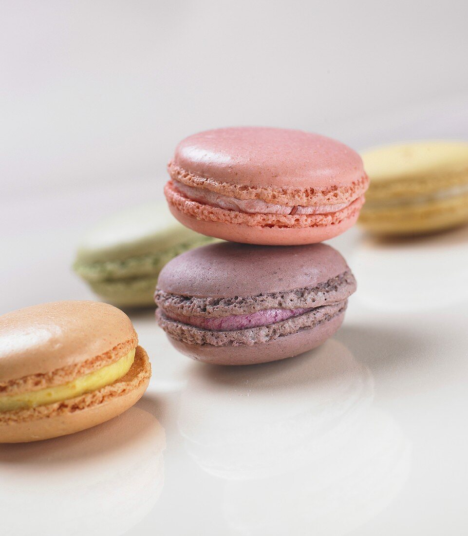 Bunte Macarons (französisches Kleingebäck)