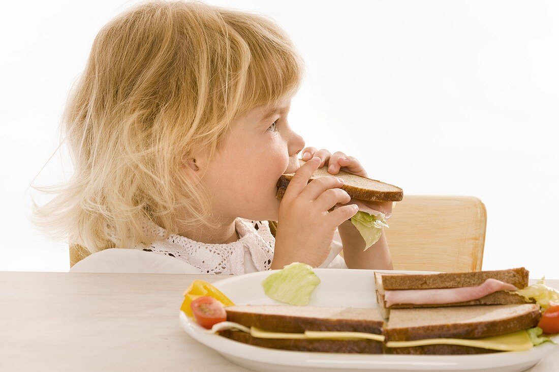 Kleines Mädchen mit belegtem Brot