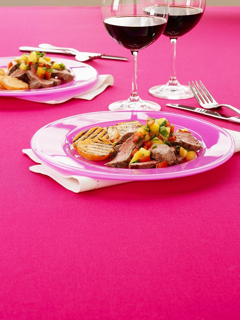 Gegrilltes Flank Steak mit Pfirsich-Salsa