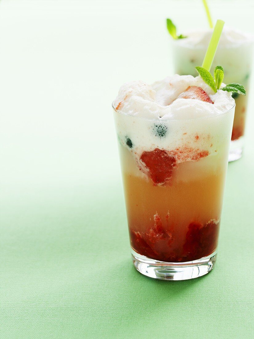 Strawberry Blueberry Float (Drink mit Beeren, Eis und Sahne)