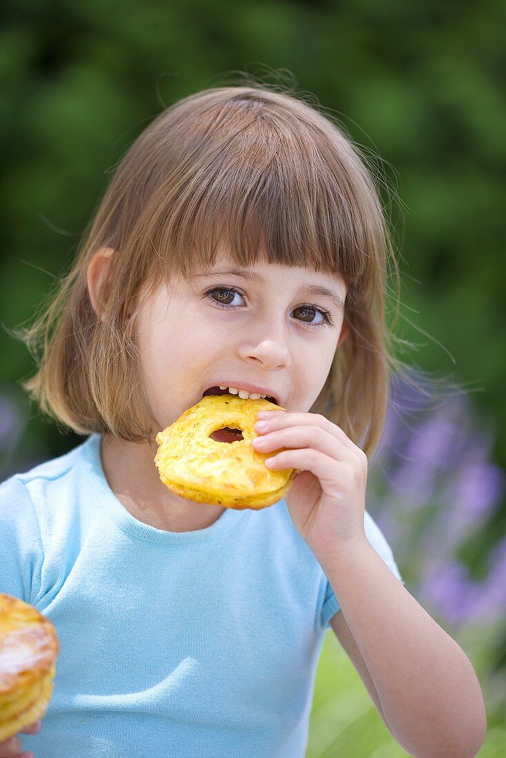 Mädchen isst gebackene Apfelscheibe