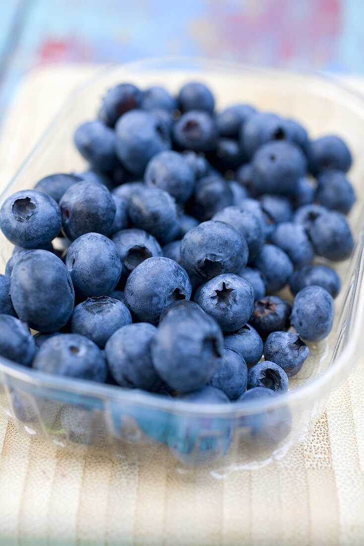 Frische Heidelbeeren in einem Plastikschälchen