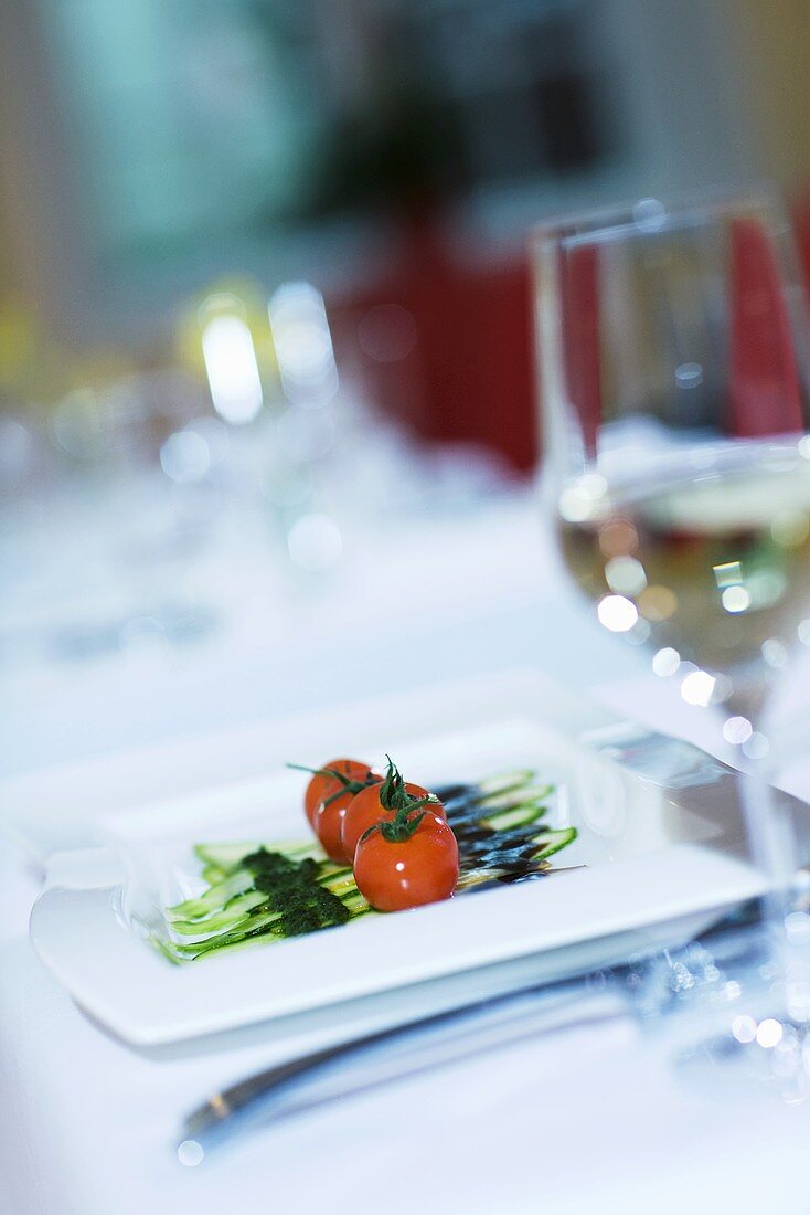 Vorspeise mit Tomaten, Zucchini, Balsamico und Pesto