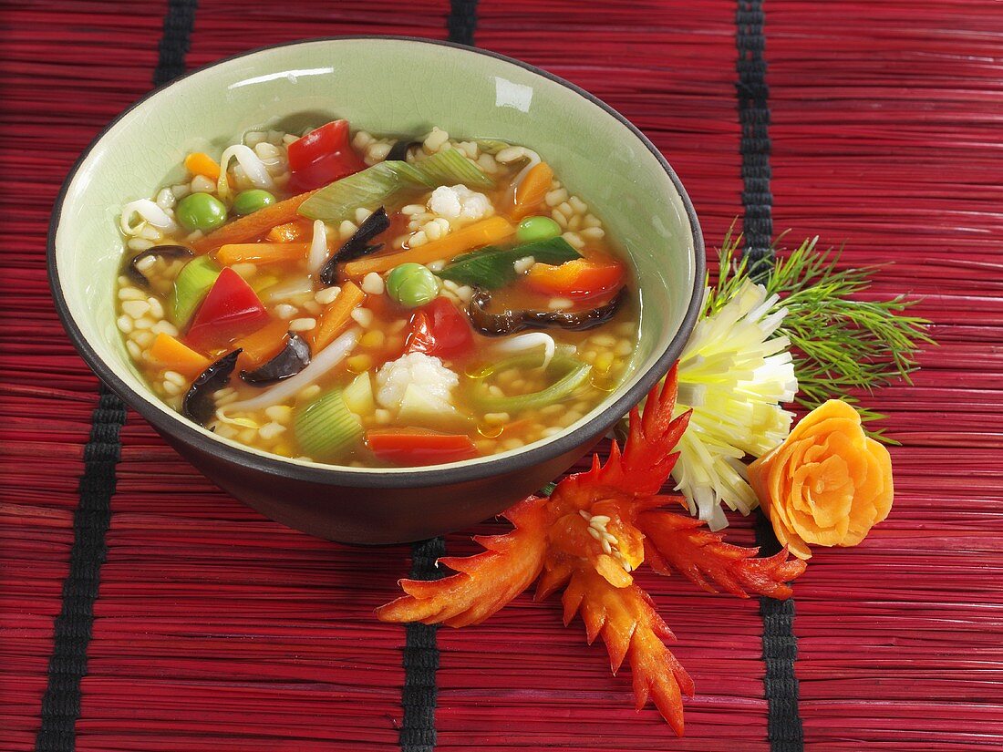 Asiatische Gemüsesuppe mit Reis