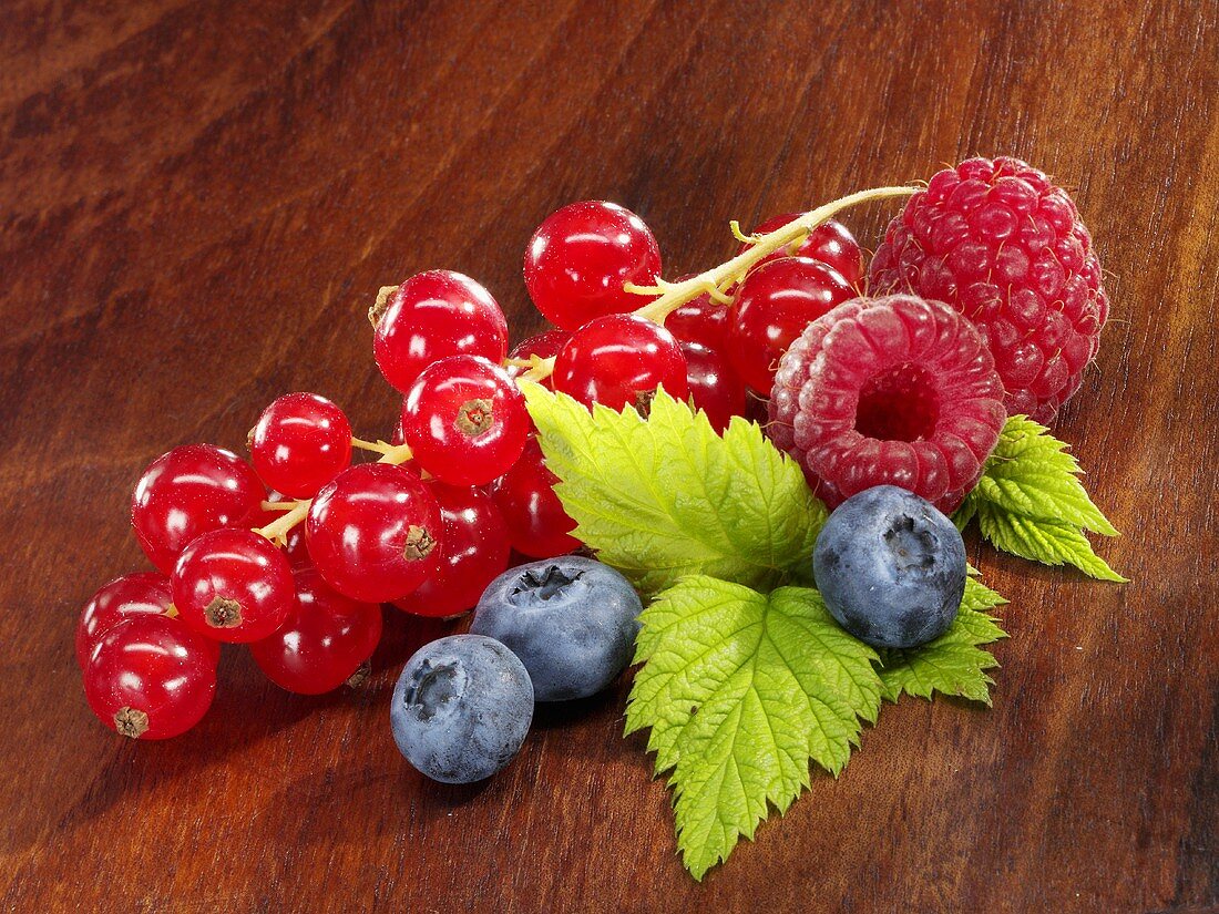 Rote Johannisbeeren, Heidelbeeren und Himbeeren