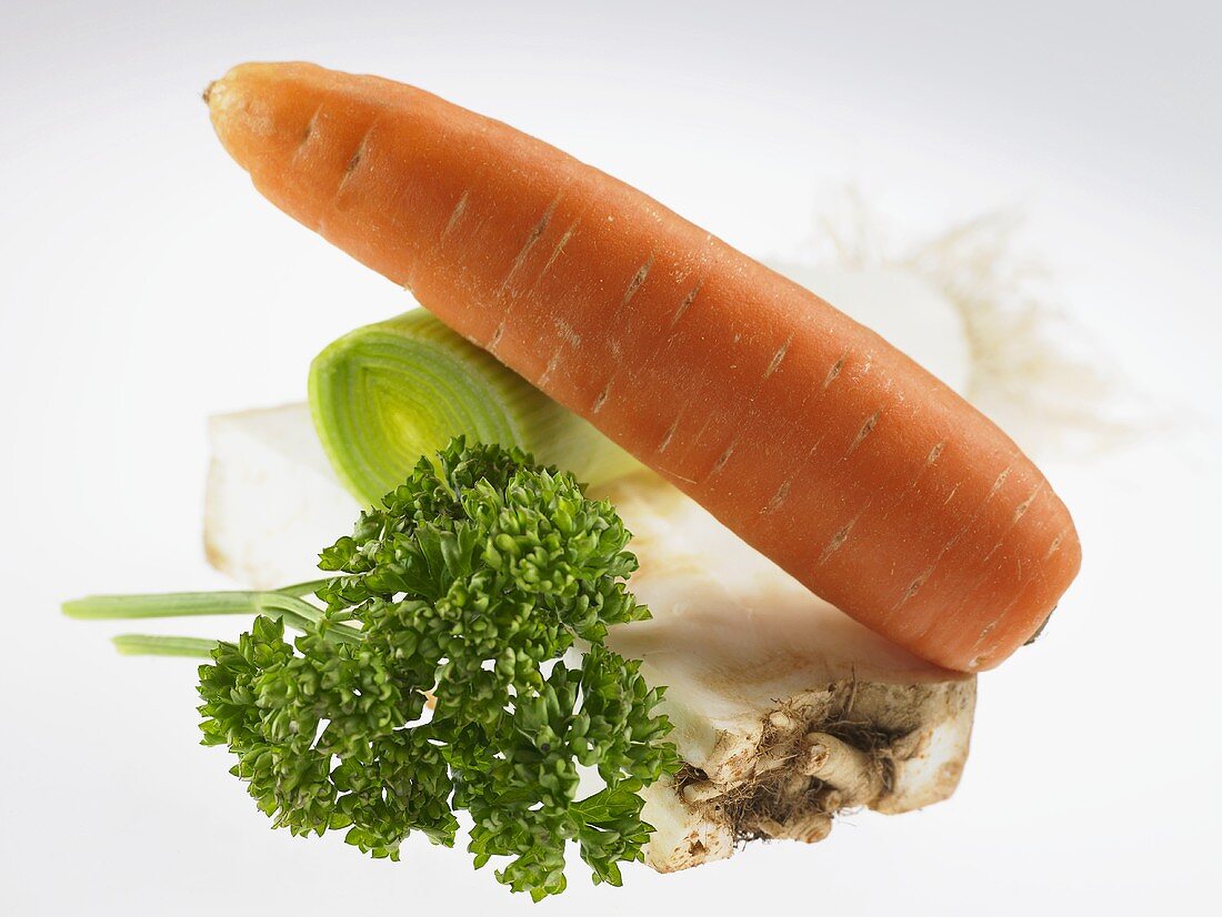 Suppengemüse: Karotte, Petersilie, Lauch und Sellerie