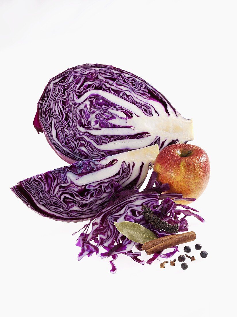 Apple red cabbage ingredients: cabbage, apple, cinnamon, pepper