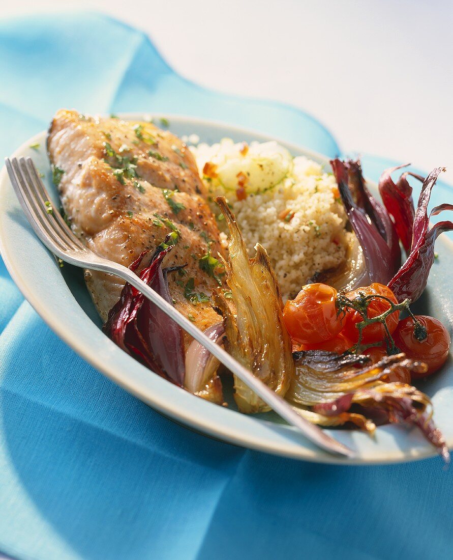 Fried salmon with fennel, tomatoes and red onions