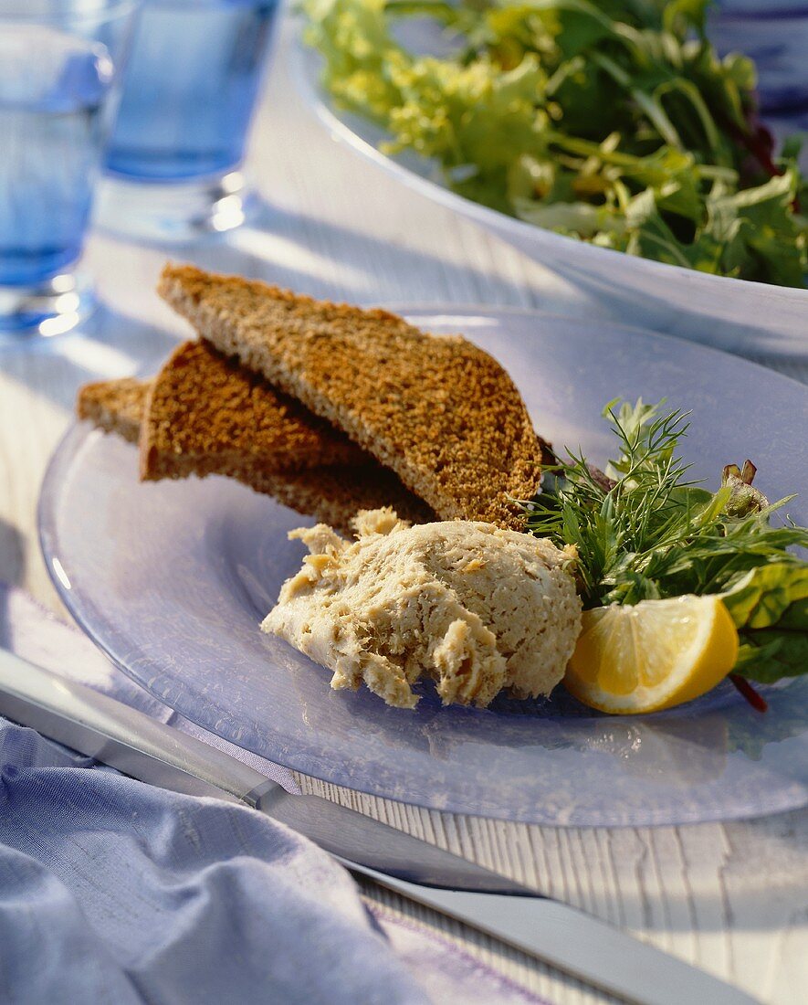 Makrelenpastete mit getoastetem Brot