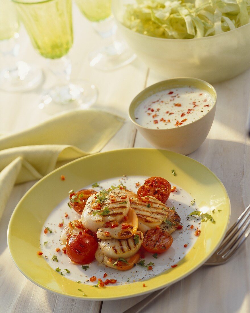 Grilled scallops with tomatoes