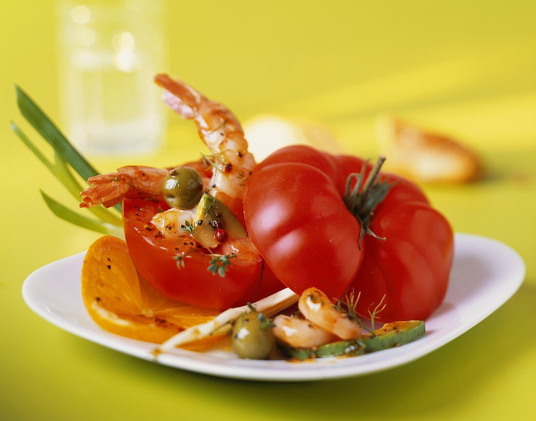 Tomate mit Garnelen, Avocado und Oliven gefüllt